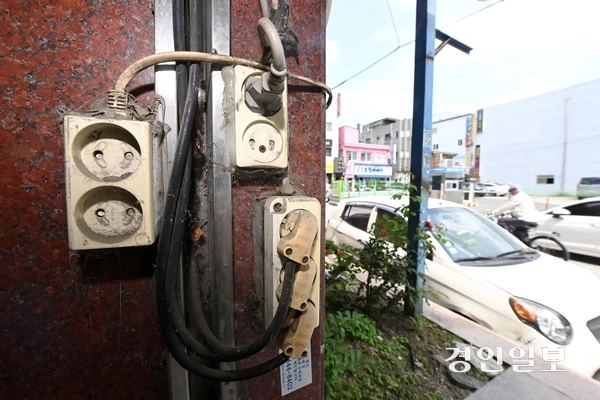 20일 오후 수원시내 한 모텔 외벽에 먼지 쌓인 콘센트와 전기선이 뒤엉켜 있어 화재 우려되고 있다. 2025.5.20 /최은성기자 ces7198@kyeongin.com