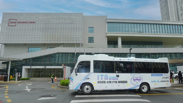 2025 수원 ITS 아태총회가 개최되는 수원컨벤션센터 앞에서 자율주행 차량이 시험 운행을 준비하고 있다. /수원시 제공
