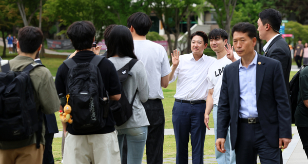 개혁신당 이준석 대선 후보가 20일 광주 북구 전남대학교에서 진행한 ‘학식먹자 이준석’ 행사에서 학생들과 기념사진을 찍고 있다. 2025.5.20 /연합뉴스