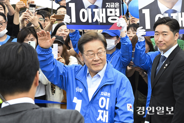 더불어민주당 이재명 대선 후보가 20일 오후 고양시 일산문화광장에서 집중 유세에 나서 유권자들에게 지지를 호소하고 있다. 2025.5.20 /이지훈기자 jhlee@kyeongin.com