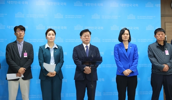 20일 오전 국회 소통관 브리핑룸에서 열린 ‘신안산선 붕괴사고 대책 마련 촉구 공동기자회견’에서 박승원 광명시장과 임오경·김남희 국회의원, 주민대표 등이 정부와 관련 기관, 업체들의 신속한 보상과 재발 방치 대책 마련을 촉구하고 있다. /광명시 제공