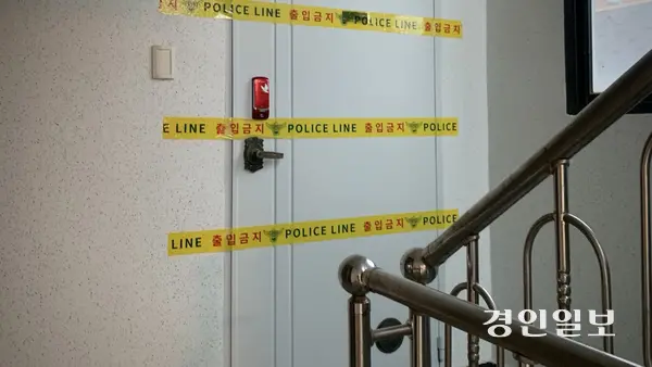 시흥 정왕동 흉기난동 사건과 관련해 시신이 발견된 빌라의 해당 거주지 앞에 폴리스 라인이 설치돼 있다. 2025.5.20 /유혜연기자 pi@kyeongin.com