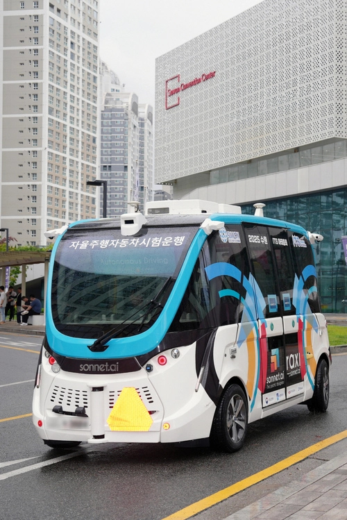 2025 수원 ITS 아태총회가 개최되는 수원컨벤션센터 앞에서 자율주행 차량이 시험 운행을 준비하고 있다. /수원시 제공