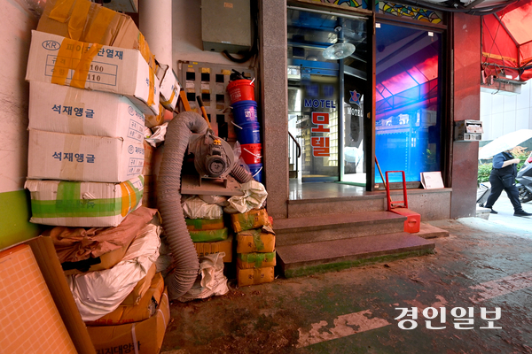 20일 오후 수원시내 한 모텔 외벽에 먼지 쌓인 콘센트와 전기선이 뒤엉켜 있어 화재 우려되고 있다. 2025.5.20 /최은성기자 ces7198@kyeongin.com