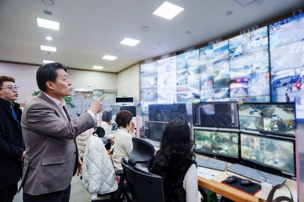 이재준 수원특례시장이 수원시의 실시간 교통과 안전을 총괄하는 도시안전통합센터를 현장 방문해 모니터링을 하고 있다. /수원시 제공
