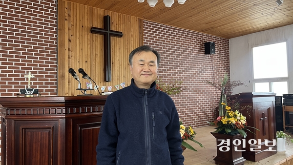 성소수자 축복식을 거행했다는 이유로 기독교대한감리회 총회 재판위원회에서 정직 10개월을 선고받은 강화 남산교회 윤여군 목사. /경인일보DB
