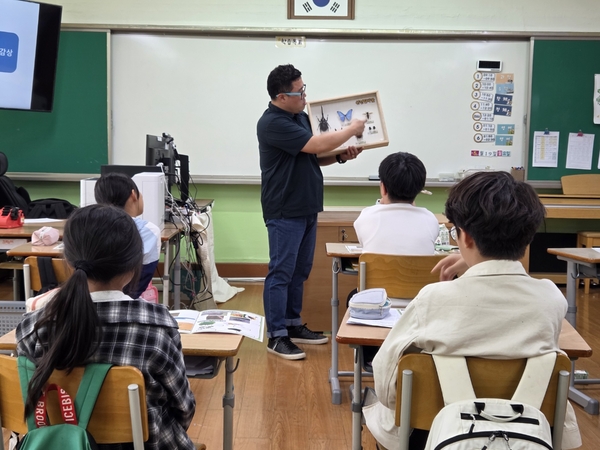 여주 흥천초등학교는 지난 19일 3~5학년 학생들을 대상으로 여주곤충박물관과 함께하는 ‘곤충 창의·인성 공유학교’ 프로그램을 진행했다. 2025.5.19 / 여주교육지원청 제공