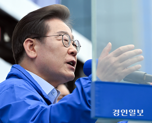 더불어민주당 이재명 대선 후보가 20일 오후 고양시 일산문화광장에서 집중 유세에 나서 유권자들에게 지지를 호소하고 있다. 2025.5.20 /이지훈기자 jhlee@kyeongin.com