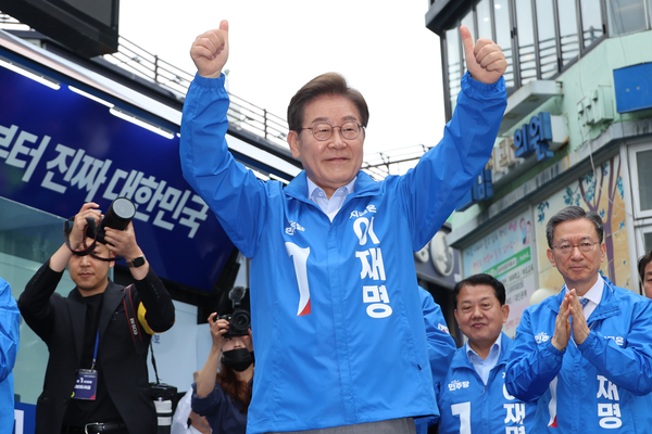 더불어민주당 이재명 대선 후보가 20일 경기 의정부 로데오거리에서 열린 유세에서 시민들에게 인사하고 있다. 2025.5.20 /연합뉴스