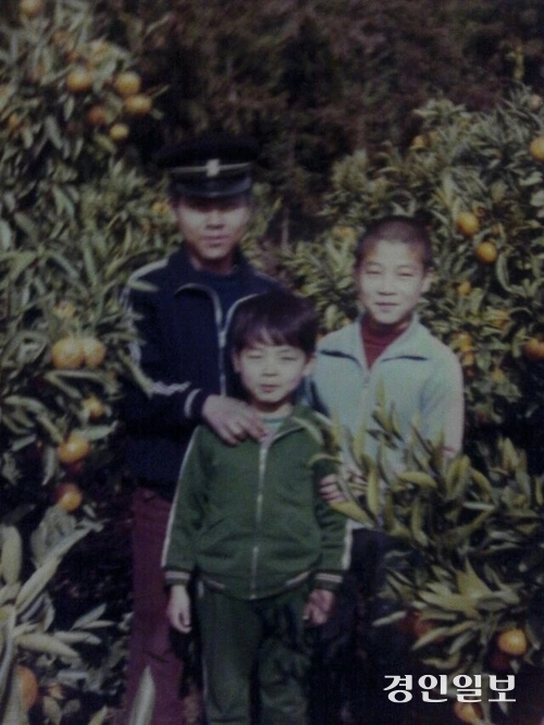 어린시절 제주도 감귤밭에서 형제들과 함께 찍은 김종민(맨 오른쪽) 이사장 사진. /김종민 제공