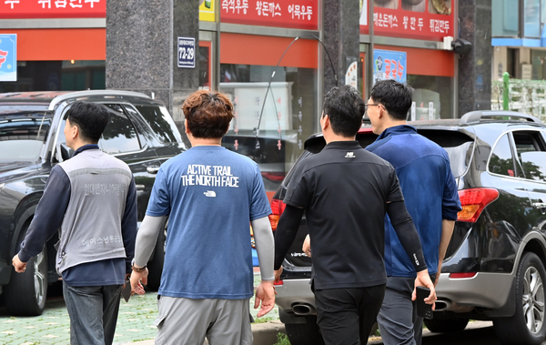 제21대 대통령선거 투표일을 앞두고 21일 인천상공회의소 후문 쪽 식당가에서 만난 남동국가산업단지 입주기업 종사자들은 차기 대통령이 경기 침체를 해결하고 중소기업과 소상공인을 위한 정책을 펼치길 바란다고 했다. 2025.5.21 /김용국기자 yong@kyeongin.com