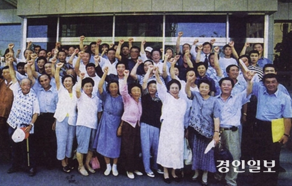 이승만 전 대통령의 ‘불법 계엄’을 보도한 제민일보를 상대로 이인수(이승만의 양자)씨가 제기한 명예훼손·정정보도 청구 소송 1심에서 제민일보가 승소하자 제주 4·3 희생자 유족들이 환호하는 모습. /김종민 제공