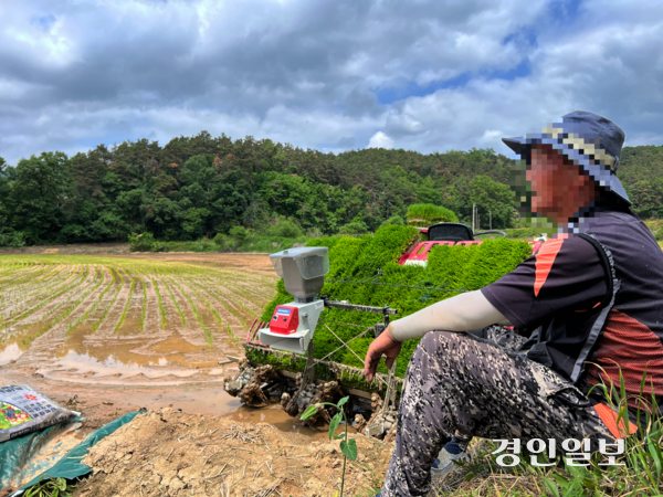 21일 여주시의 한 들녘에서 만난 농민 전모(55)씨가 이앙기를 이용한 모내기 작업을 잠시 멈추고 시름이 가득한 얼굴로 상념에 잠겨 있다. 2025.5.21 /조수현기자 joeloach@kyeongin.com