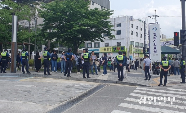 경찰 병력이 만약의 사태에 대비해 기자회견 장소를 둘러싸고 있다. 2025.5.21성남/김순기기자 ksg2011@kyeongin.com