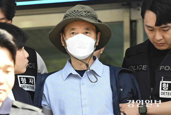 2명을 살해하고 2명을 다치게 한 혐의를 받는 시흥 살인사건의 피의자 차철남이 21일 오전 시흥경찰서에서 구속 전 피의자심문(영장실질심사)을 받기 위해 수원지법 안산지원으로 압송되고 있다. 2025.5.21 /이지훈기자 jhlee@kyeongin.com