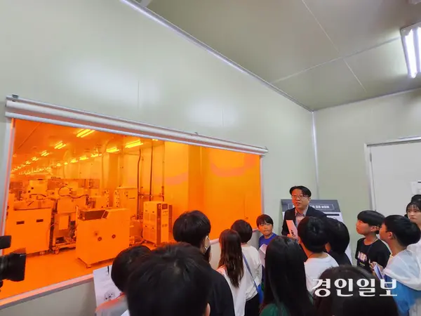 21일 한국세라믹기술원 이천분원에서 반도체 공유학교 수업이 열린 가운데 학생들이 반도체 ‘클린룸’에 대한 설명을 듣고 있다. 김형욱기자 /uk@kyeongin.com