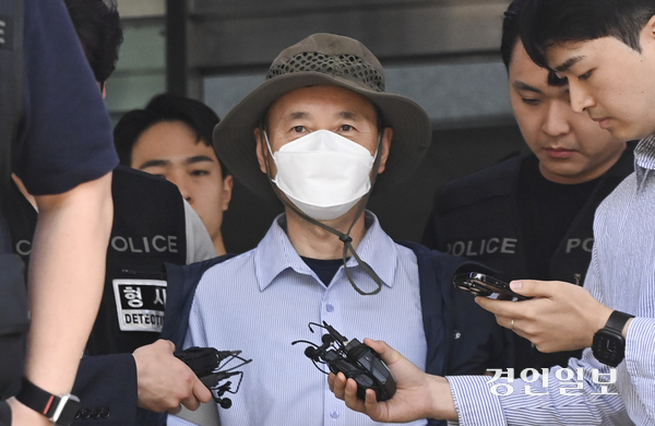 2명을 살해하고 2명을 다치게 한 혐의를 받는 시흥 살인사건의 피의자 차철남이 21일 오전 시흥경찰서에서 구속 전 피의자심문(영장실질심사)을 받기 위해 수원지법 안산지원으로 압송되고 있다. 2025.5.21 /이지훈기자 jhlee@kyeongin.com