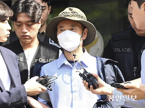 2명을 살해하고 2명을 다치게 한 혐의를 받는 시흥 살인사건의 피의자 차철남이 21일 오전 시흥경찰서에서 구속 전 피의자심문(영장실질심사)을 받기 위해 수원지법 안산지원으로 압송되고 있다. 2025.5.21 /이지훈기자 jhlee@kyeongin.com