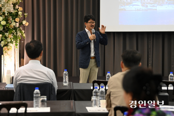 21일 오후 수원 파티움하우스에서 열린 미래사회포럼에서 강사로 나선 김승진 해양모험가가 ‘마린산업 새로운 기회’를 주제로 강연하고 있다. 2025.5.21 /최은성기자 ces7198@kyeongin.com