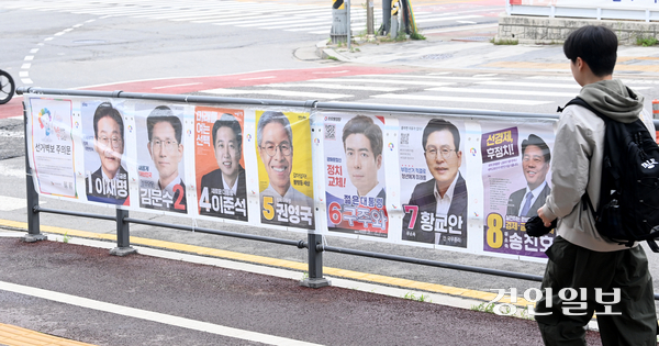 제21대 대통령선거를 앞둔 가운데 15일 오전 수원시 권선구의 한 거리에서 관계자들이 후보자들 선거 벽보를 부착하고 있다. 2025.5.15 /최은성기자 ces7198@kyeongin.com