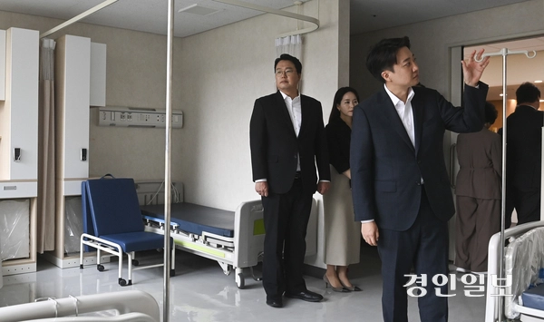 개혁신당 이준석 대선 후보가 21일 오후 성남시의료원을 방문해 간담회를 마치고 의료원 내 빈 병상을 둘러보고 있다. 2025.5.21 /이지훈기자 jhlee@kyeongin.com