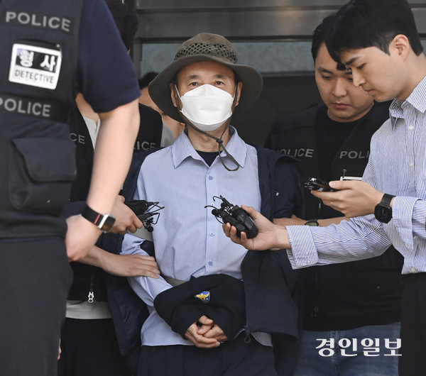 2명을 살해하고 2명을 다치게 한 혐의를 받는 시흥 살인사건의 피의자 차철남이 21일 오전 시흥경찰서에서 구속 전 피의자심문(영장실질심사)을 받기 위해 수원지법 안산지원으로 압송되고 있다. 2025.5.21 /이지훈기자 jhlee@kyeongin.com