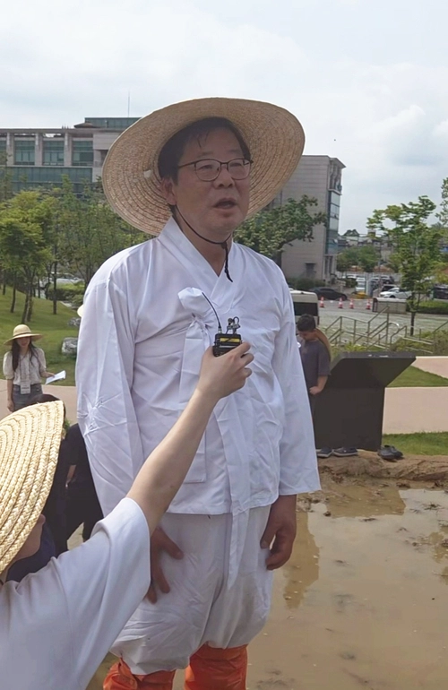 오경태 국립농업박물관장이 전통 모내기 행사 취지에 대해 설명하고 있다. 2025.5.21 /이시은기자see@kyeongin.com
