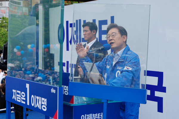 더불어민주당 이재명 대선 후보가 20일 경기 고양시 일산문화광장에서 열린 집중유세에서 시민들에게 지지를 호소하고 있다. 이날 이 후보는 “일산대교 무료화를 경기도하고 김포, 고양, 파주 이렇게 해서 그때 끝냈는데 이 정부에서 안 된다고 바로 복구시켜버리더라”고 말했다. 2025.5.20 /연합뉴스