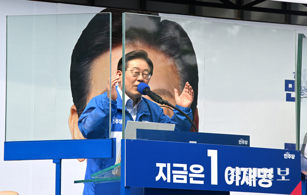 더불어민주당 이재명 후보가 21일 오후 인천 유세에서 지지를 호소하고 있다. 2025.5.21 /조재현기자 jhc@kyeongin.com