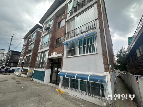 21일 오전 외벽 이상 징후가 발생한 수원시 장안구 송죽동 소재 다세대주택. 건물 출입구 주변에 통제선이 설치돼 있다. 2025.5.21 /목은수기자 wood@kyeongin.com