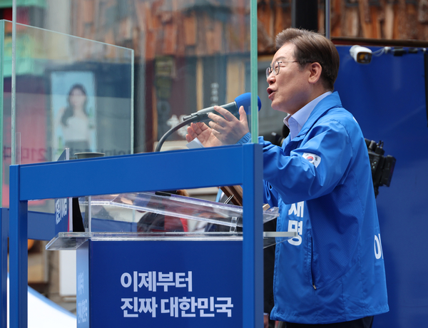 더불어민주당 이재명 대선 후보가 21일 인천광역시 남동구 구월 로데오광장에서 열린 유세에서 시민들에게 지지를 호소하고 있다. 2025.5.21 /연합뉴스