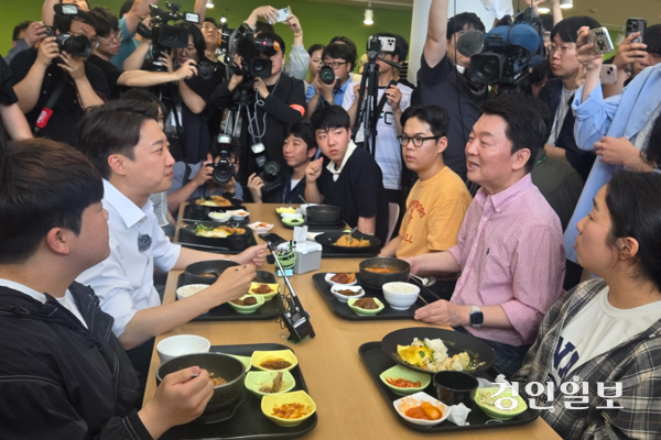 이준석 개혁신당 대통령 부호가 21일 가천대학교 비전홀 학생식당에서 안철수 국민의힘 공동선거대책위원장을 만나 식사를 하며 대화를 나누고 있다. 2025.5.21 /김태강기자 think@kyeongin.com