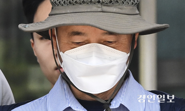 2명을 살해하고 2명을 다치게 한 혐의를 받는 시흥 살인사건의 피의자 차철남이 21일 오전 시흥경찰서에서 구속 전 피의자심문(영장실질심사)을 받기 위해 수원지법 안산지원으로 압송되고 있다. 2025.5.21 /이지훈기자 jhlee@kyeongin.com
