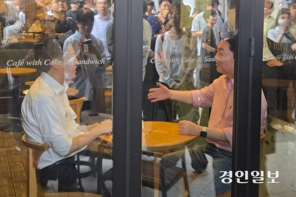 이준석 개혁신당 대통령 부호가 21일 가천대학교 인근 카페에서 안철수 국민의힘 공동선거대책위원장을 만나 단인화에 대해 논의하고 있다. 2025.5.21 /김태강기자think@kyeongin.com