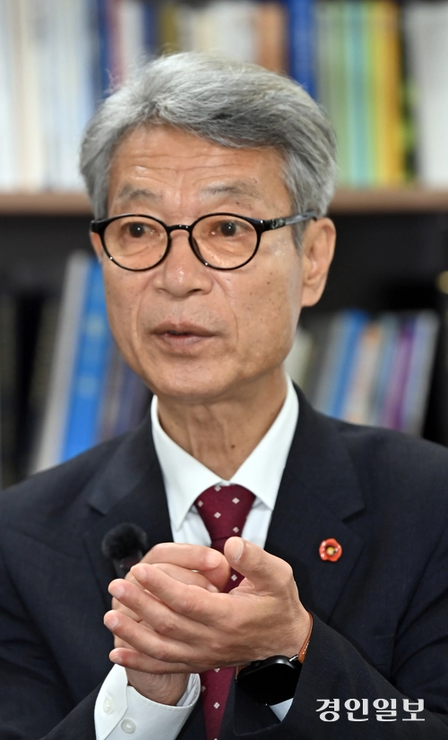 김종민 제주4·3평화재단 이사장이 특별취재반 시절 제주 4·3사건을 취재했던 일화에 대해 설명하고 있다. 2025.5.15 /김용국기자 yong@kyeongin.com