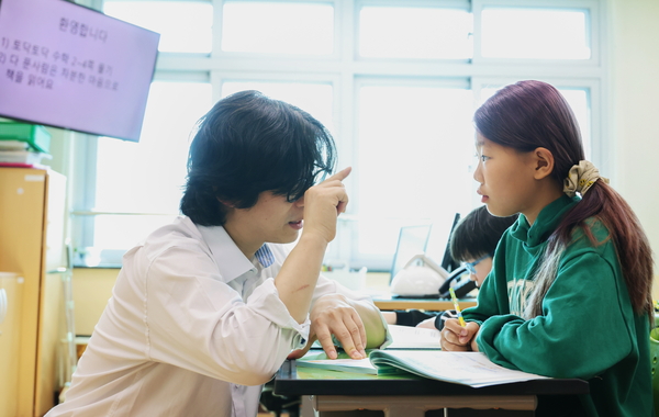 인천서면초 4학년2반 이희천 담임교사가 학생 질문에 설명하고 있다. /인천시교육청 제공