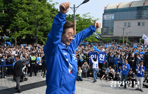 더불어민주당 이재명 대선 후보가 21일 오후 인천시 부평구 부평역 북광장에서 열린 집중유세에서 지지를 호소하고 있다. /조재현기자 jhc@kyeongin.com