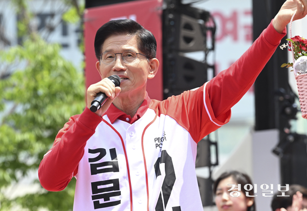 국민의힘 김문수 대선 후보가 21일 오후 고양시 화정역 광장에서 집중 유세에 나서 유권자들에게 지지를 호소하고 있다. 2025.5.21 /이지훈기자 jhlee@kyeongin.com
