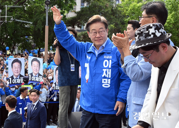 더불어민주당 이재명 대선후보가 21일 오후 인천 부평역 북광장에서 열린 집중유세에서 지지를 호소하고 있다. 2025.5.21 /조재현기자 jhc@kyeongin.com