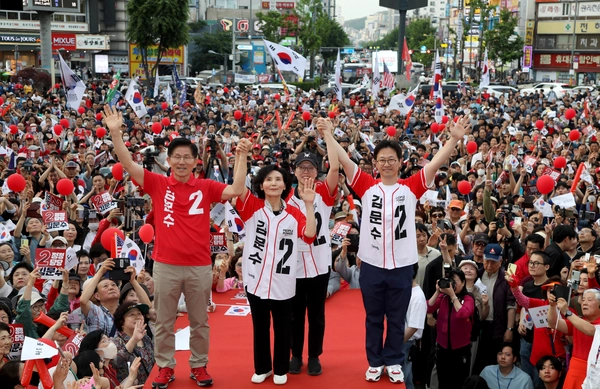 국민의힘 김문수 대선 후보가 부천 유세에서 부인 설난영 여사, 딸, 사위와 함께 지지자들에게 인사하고 있다. 2025.5.22 /국민의힘 제공