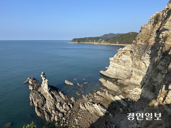 인천시가 추진하는 ‘백령·대청 세계지질공원’ 프로젝트가 막바지 단계에서 북한 반대로 멈춰섰다. 사진은 백령도의 남포리습곡. 2024.10.11 /조경욱기자 imjay@kyeongin.com