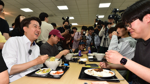 ‘학식먹자 이준석’ 인하대 찾아 대입제도 개선, 리쇼어링 강화 공약