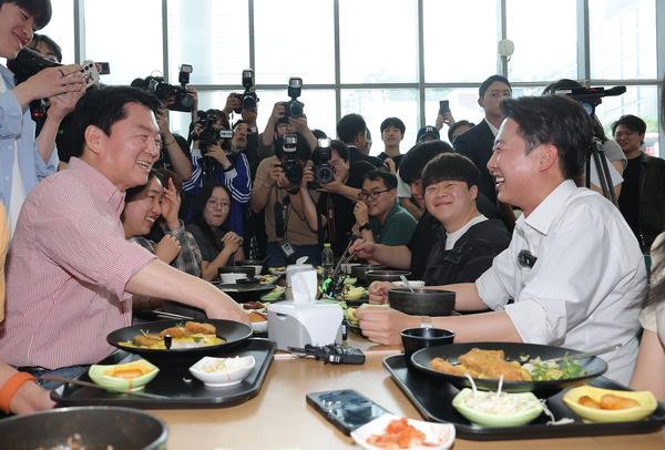 개혁신당 이준석 대선 후보가 21일 ‘학식먹자 이준석’ 행사가 열린 경기 성남시 가천대학교 글로벌캠퍼스에서 행사에 참여한 국민의힘 안철수 의원과 웃으며 대화를 나누고 있다. 2025.5.21 /연합뉴스