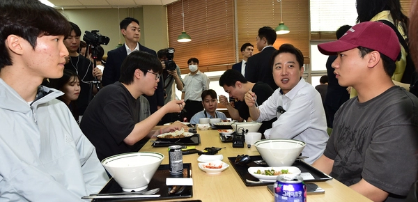 이준석 개혁신당 대선 후보가 22일 ‘학식먹자 이준석’ 캠페인이 열린 인천시 미추홀구 인하대학교에서 학생들과 학식을 먹으며 대화를 나누고 있다. 2025.5.22 /조재현기자 jhc@kyeongin.com