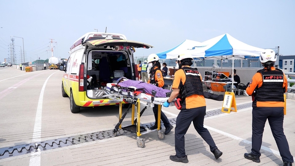 안산소방서 119 구조대가 사고현장에서 구조한 중상자를 신속하게 병원으로 이송하고 있다/(주)제이서해안고속도로 제공