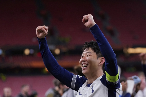 잉글랜드 프리미어리그 토트넘 홋스퍼의 주장 손흥민이 22일(한국시간) 2024-2025 유럽축구연맹(UEFA) 유로파리그(UEL) 결승전에서 맨체스터 유나이티드에 1-0으로 승리한 뒤 기뻐하고 있다. 2025.5.22 /AP=연합뉴스