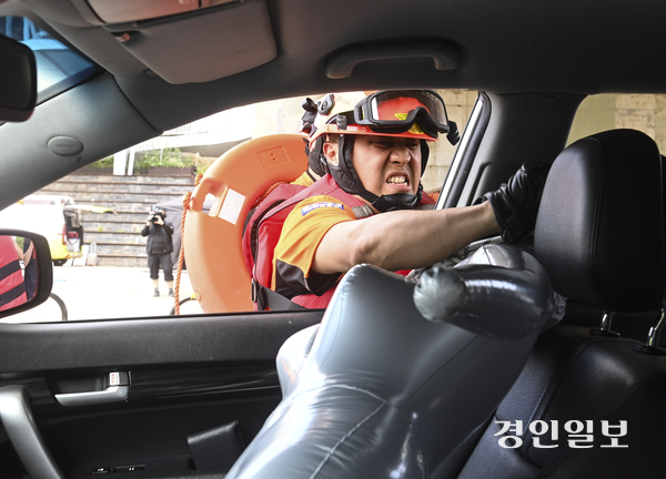 22일 오후 안양시 만안구 안양천변 일대에서 열린 ‘2025년 안양시 안전한국훈련’에서 소방 대원들이 하천 범람 상황을 가정해 수난자를 구조하고 있다. 2025.5.22 /이지훈기자 jhlee@kyeongin.com