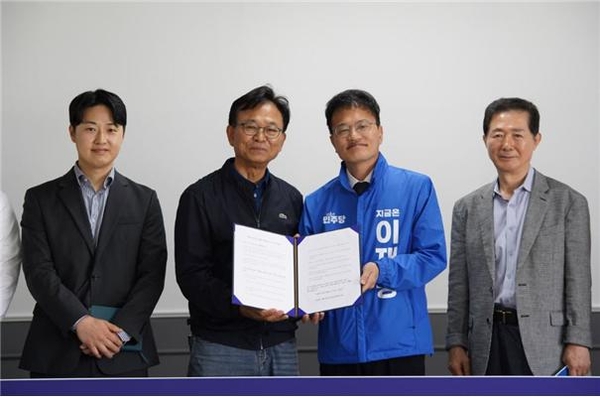 한국농어민당이 22일 서울시 송파구 가락시장에서 기자회견을 열고 더불어민주당 이재명 대선후보 지지를 선언한 뒤 이 후보 캠프진과 기념촬영을 하고 있다. 2025.5.22 /한국농어민당 제공