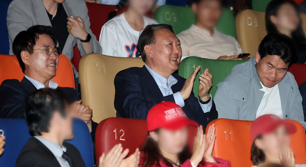 윤석열 전 대통령이 21일 서울 메가박스 동대문에서 영화 ‘부정선거, 신의 작품인가’ 관람을 마친 뒤 박수를 치고 있다. 왼쪽부터 이영돈 PD, 윤 전 대통령, 전한길 전 한국사 강사. 2025.5.21 /공동취재