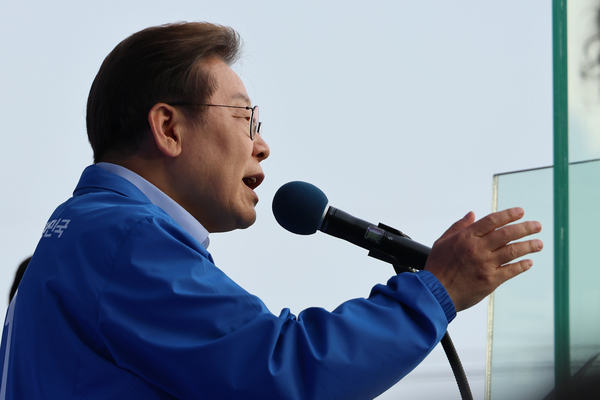 더불어민주당 이재명 대선 후보가 21일 자신의 지역구인 인천광역시 계양역 앞 유세에서 시민들에게 지지를 호소하고 있다. 2025.5.21 /연합뉴스